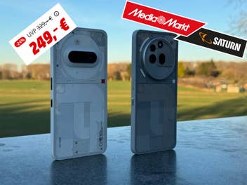 Nothing Phone (3a) und Phone (3a) Pro stehen auf einer Steinplatte. Zu sehen ist die Rückseite der Smartphones und ein MediaMarkt-Logo sowie -Angebot.