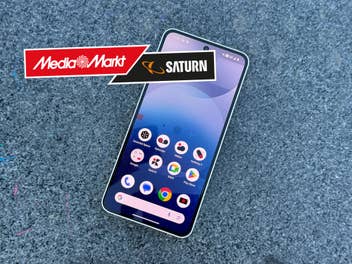 Nothing Phone 3a auf einem Tisch mit dem MediaMarkt und Saturn Logo