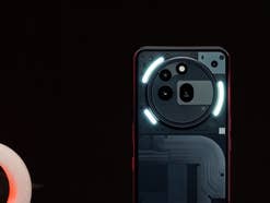 Nothing Phone (3a) vor schwarzem Hintergrund
