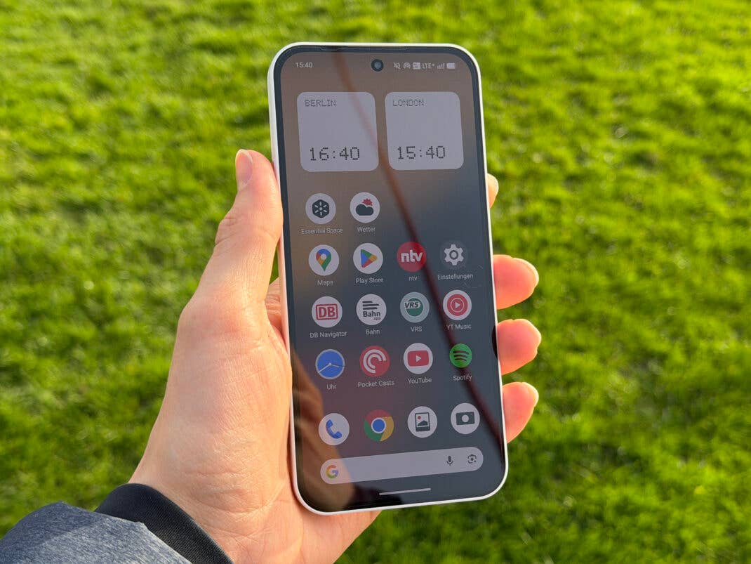 Nothing Phone 4a wird in der Hand gehalten