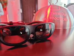 Vodafone bringt Nreal für den Massenmarkt Die Nreal Light auf einem Tisch