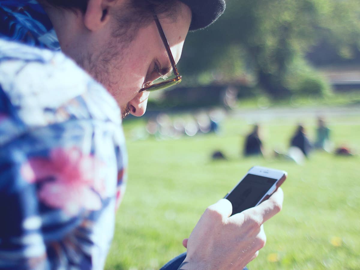 Mann mit Smartphone