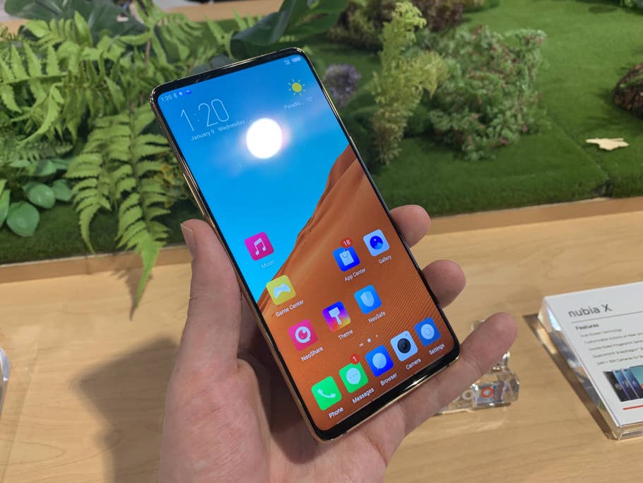 Das vordere Display des Nubia X in einer Hands auf der CES 2019