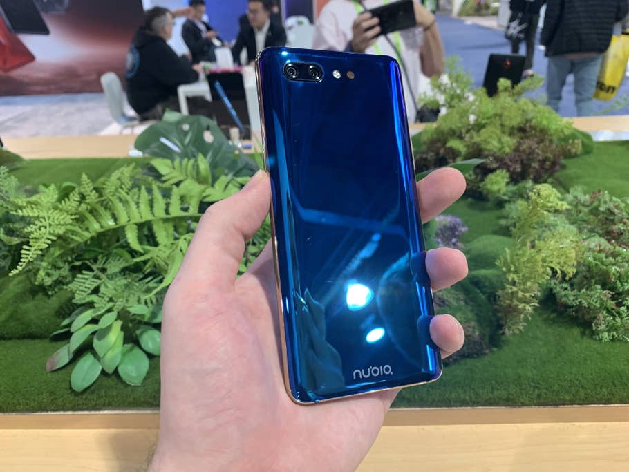 Die Rückseite des Nubia X in einer Hand auf der CES 2019