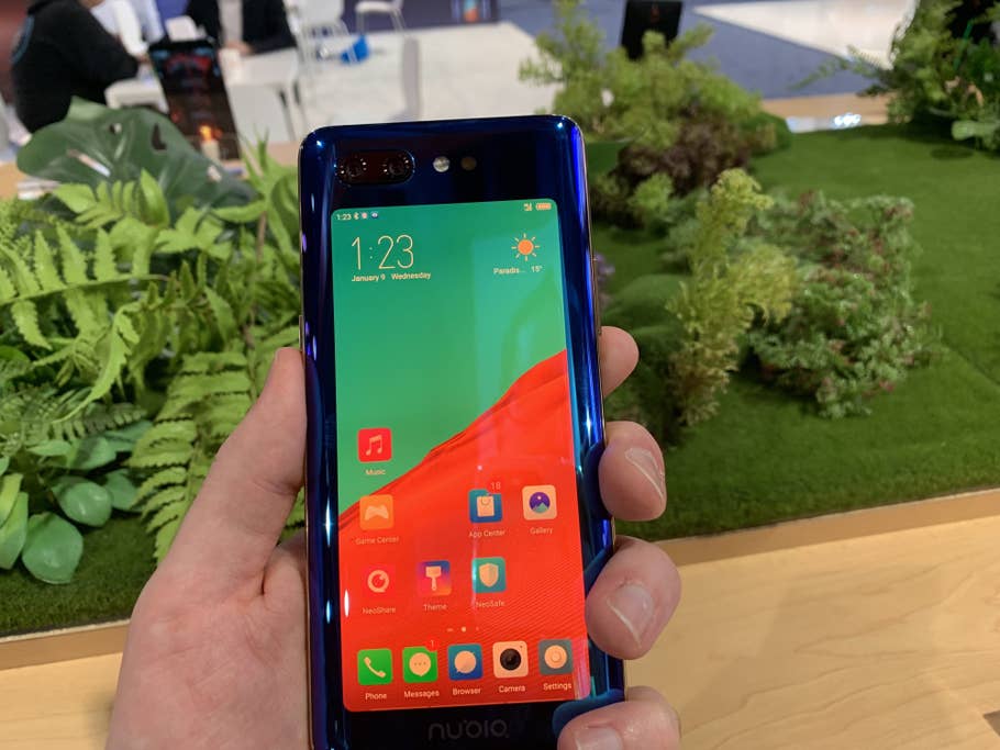 Das zweite Display des Nubia X im Hands-On auf der CES 2019