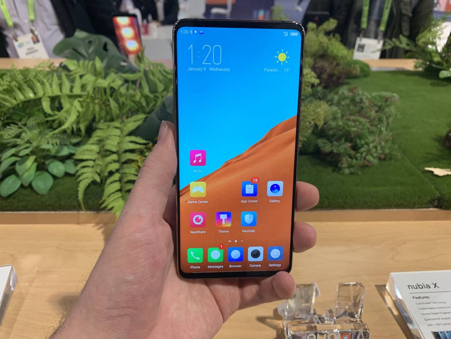 Das Nubia X in einer Hand