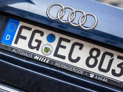 Deutsches Kennzeichen auf einem Auto