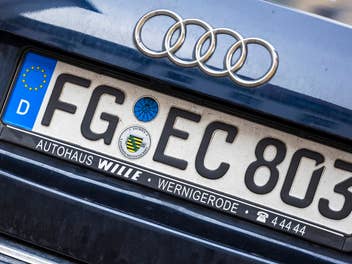 Deutsches Kennzeichen auf einem Auto