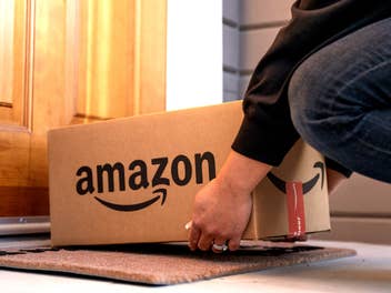 Ein Amazon-Karton wird angehoben