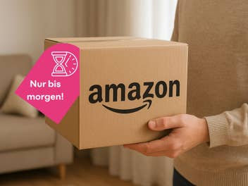 Person hält ein Amazon-Paket.