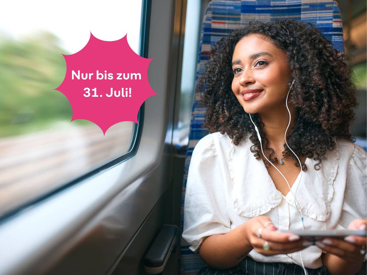 Frau sitzt in der Bahn mit dem Handy in der Hand