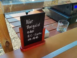 Ein Schild an einer Kasse: 