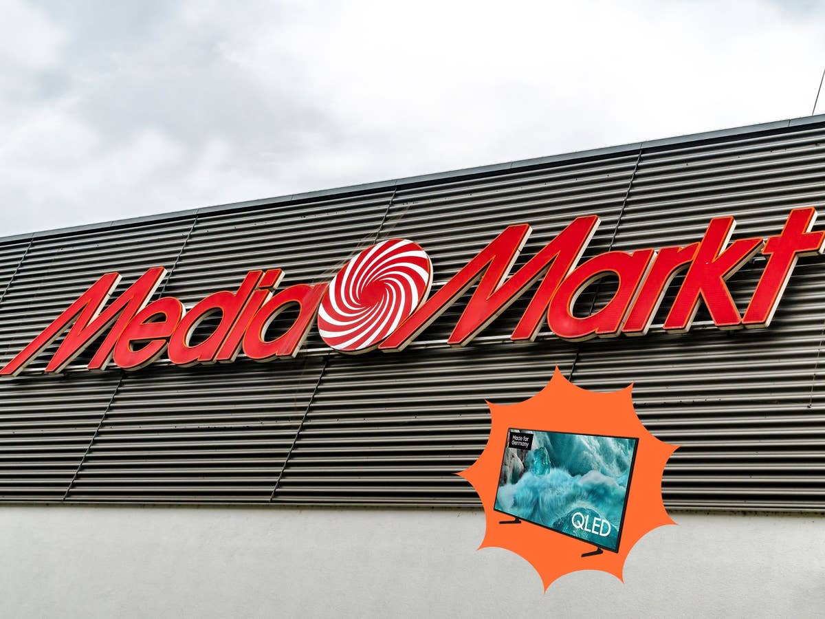 Ein Samsung QLED-TV vor einem MediaMarkt-Gebäude.