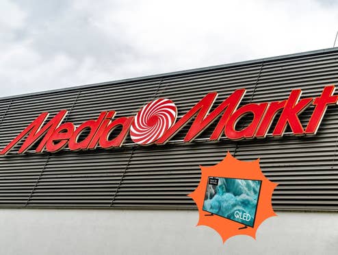 Ein Samsung QLED-TV vor einem MediaMarkt-Gebäude.