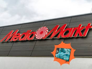 Ein Samsung QLED-TV vor einem MediaMarkt-Gebäude.