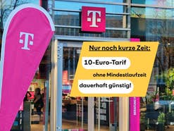 Telekom-Store im Hintergrund, davor der Verweis auf ein aktuelles Tarif-Angebot für 10 Euro mit Preisversprechen