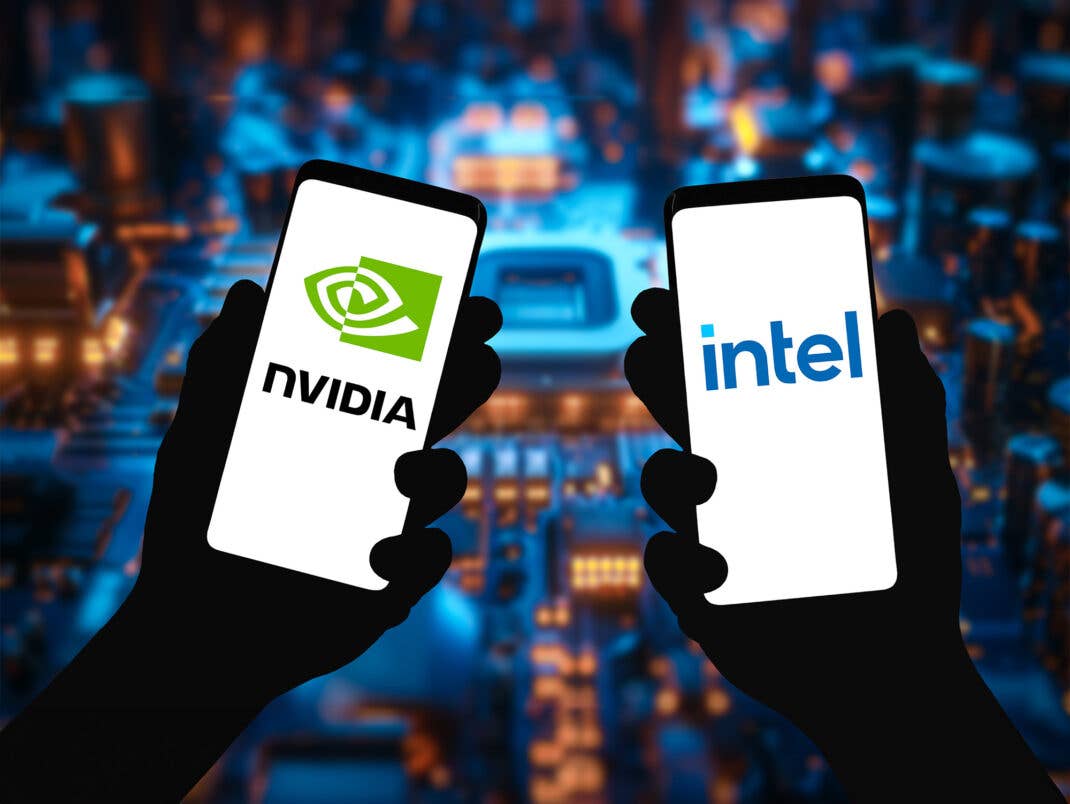 Nvidia- und Intel-Logo auf zwei Smartphones vor einem blau-orangenen Hintergrund