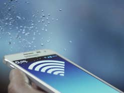Ein Handy mit einem WLAN-Symbol und O2-DSL-Schriftzug