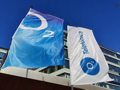 O2 Logo auf Fahnen