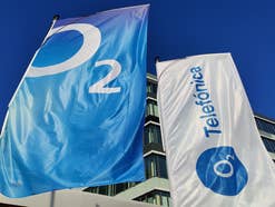 O2 Flaggen vor einem Gebäude