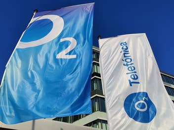 O2 Flaggen vor einem Gebäude