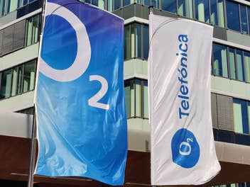 2 O2-Flaggen vor einem Gebäude