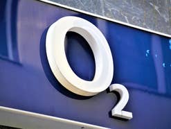 O2 Logo an einem Store in Hannover