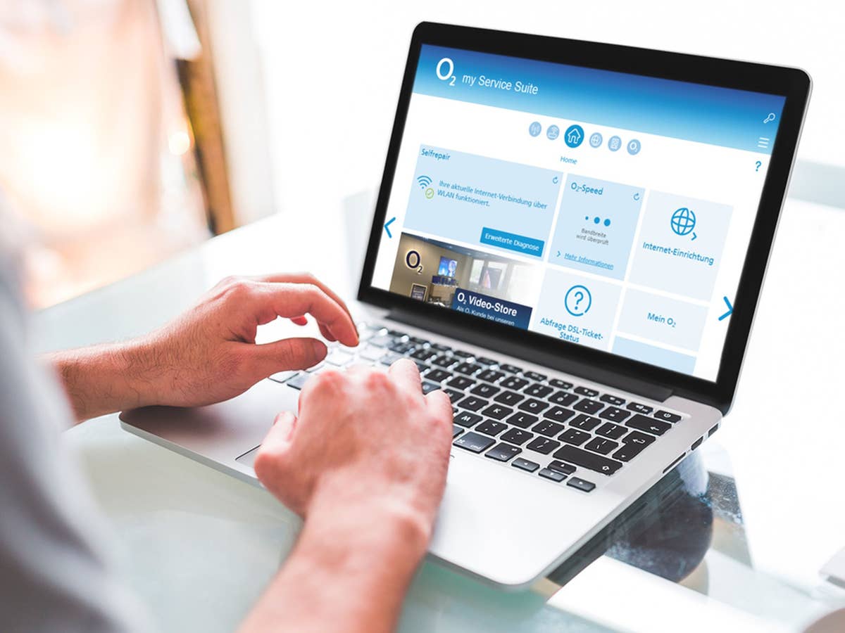 Ein Laptop mit O2 Webseite