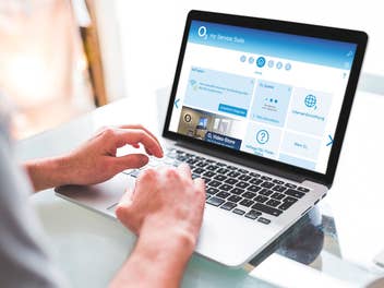 Ein Laptop mit O2 Webseite