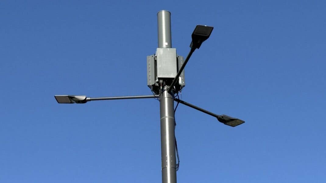 Eine Straßenlaterne mit Mobilfunkantennen