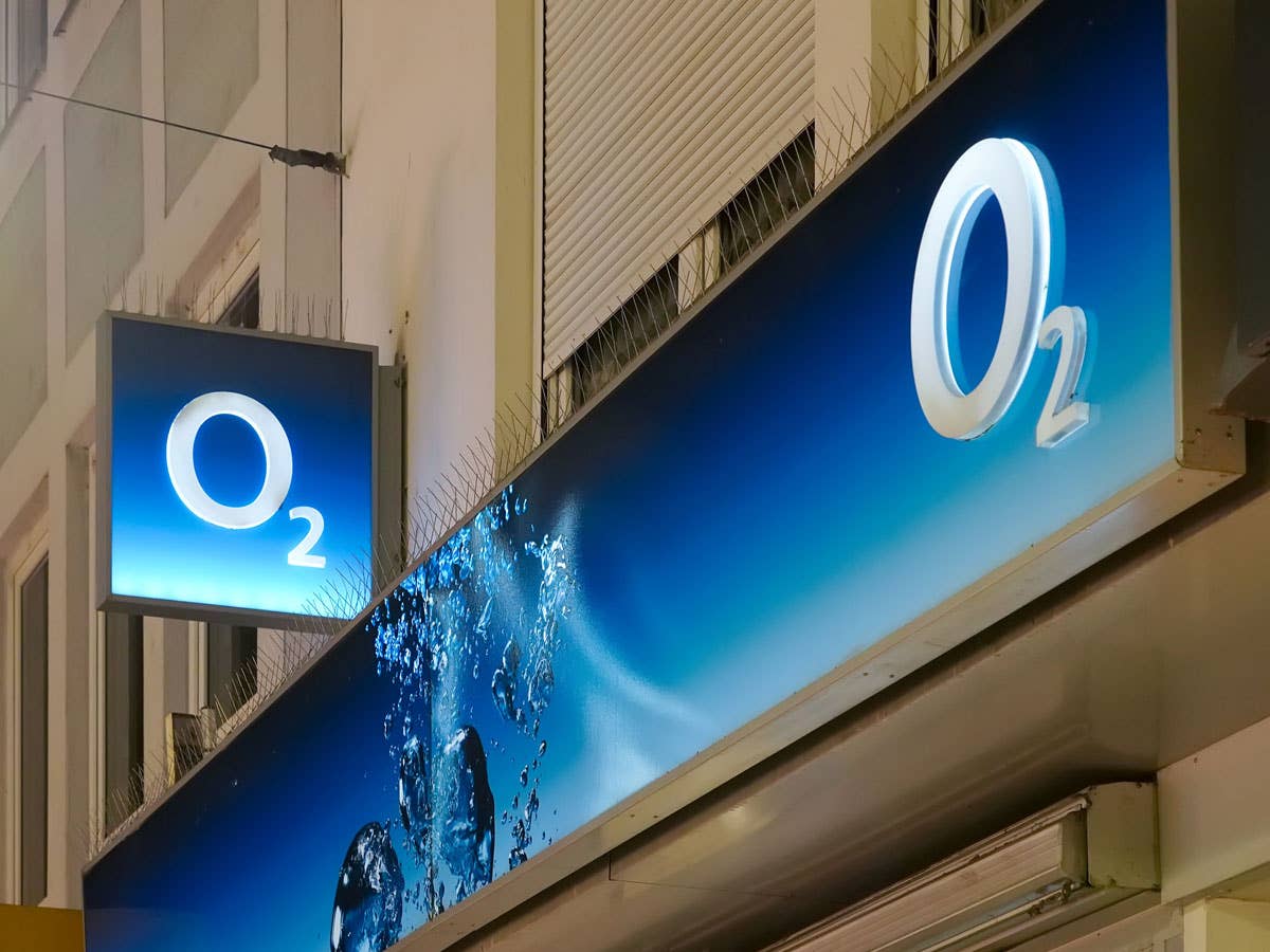 O2-Logo an einer Ladenfront
