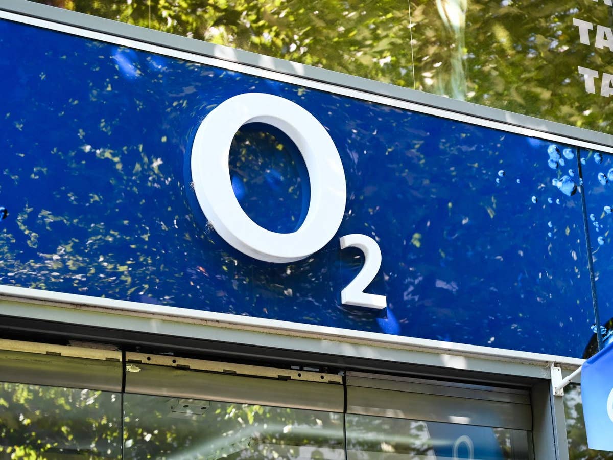 O2 passt Tarifmodelle an O2-Logo vor einem O2-Laden