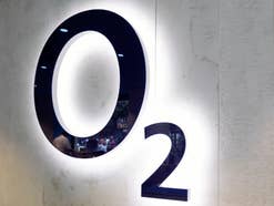 Das O2-Logo auf einer Wand.