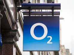 O2-Logo an einem Gebäude in London.
