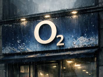 o2 Logo an einem Store im Regen.