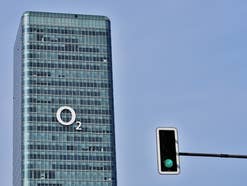 Die O2-Zentrale in München mit grüner Ampel