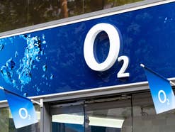 O2 Logo an einem Shop mit Fahnen