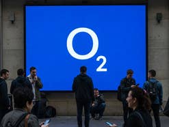 O2-Logo hinter telefonierenden Menschen.