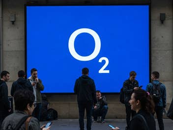 O2-Logo hinter telefonierenden Menschen.