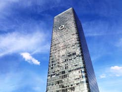 O2 Tower in München vor blauem Himmel