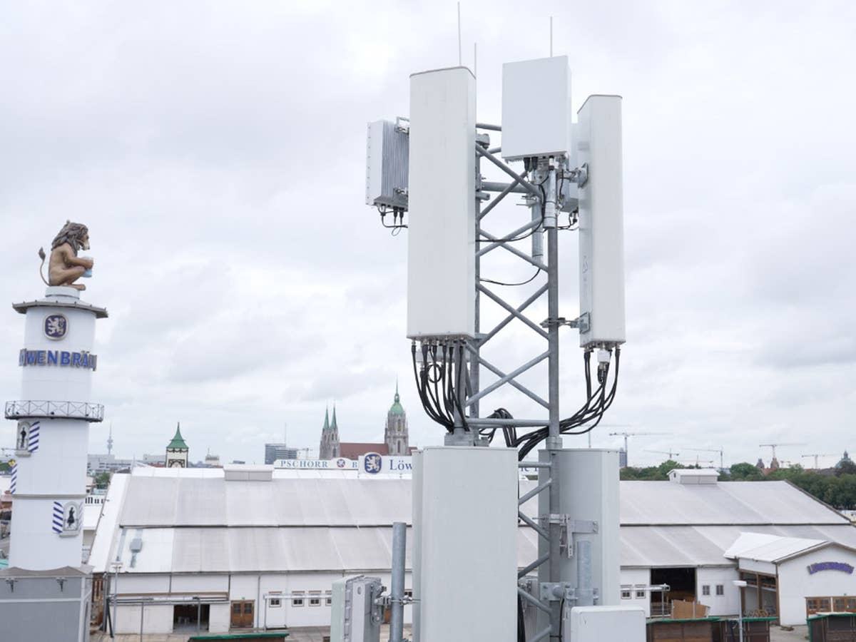 O2 mit Sonderversorgung auf der Wiesn Ein Sendemast auf der Wiesn
