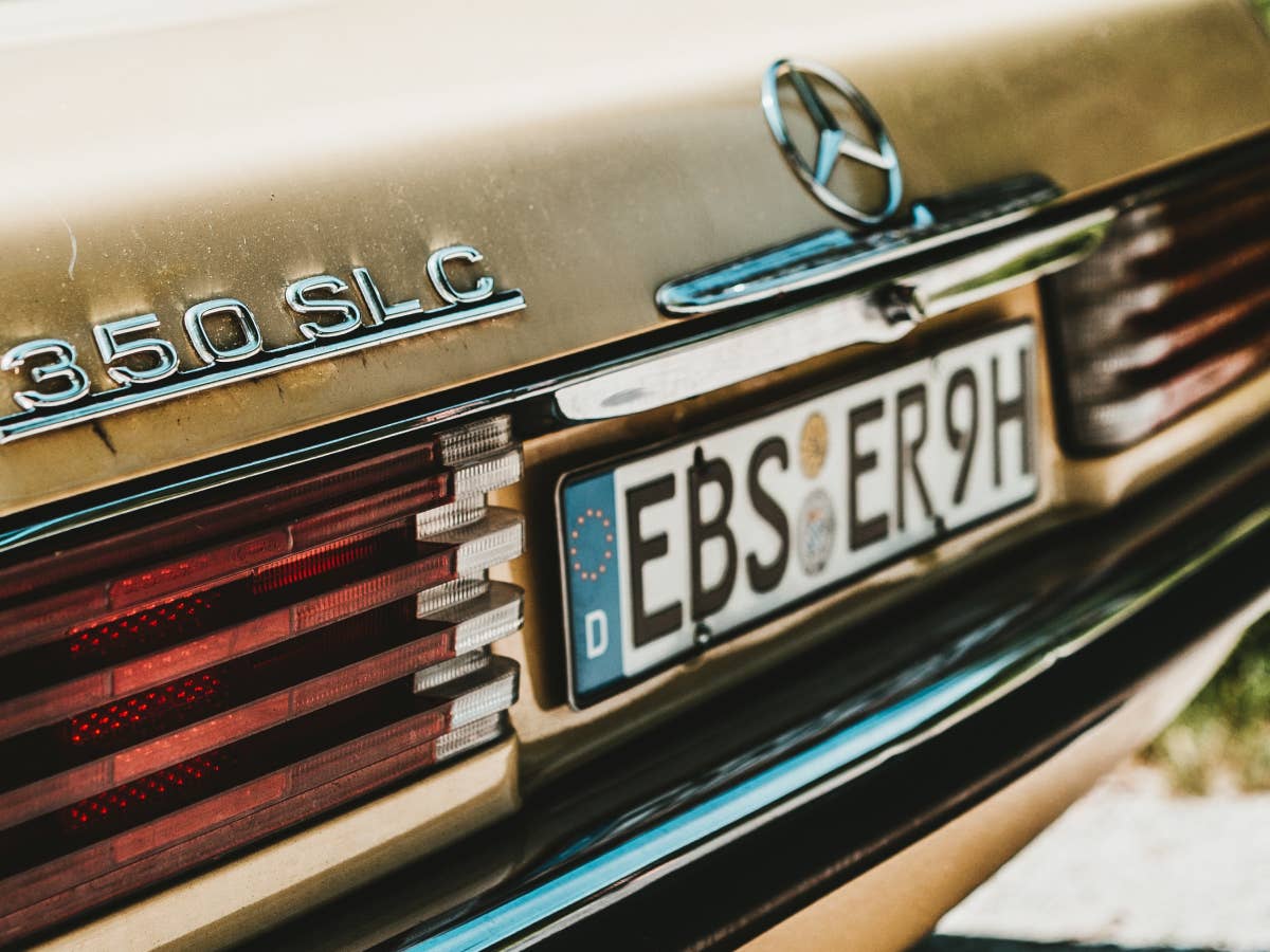 Kennzeichen mit TÜV-Plakette