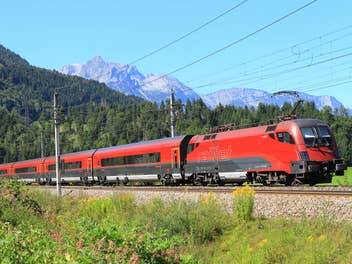 Railjet der österreichischen ÖBB vor Alpenpanorama.