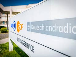 Beitragsservice von ARD, ZDF und Deutschlandradio. Logos des öffentlich-rechtlichen Rundfunks