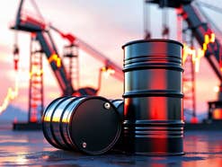 Ölfässer vor Kränen einer Raffinerie im Hintergrund.