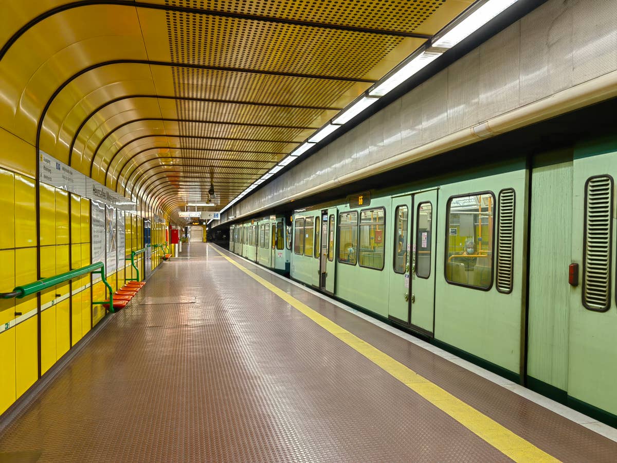 Eine Stadtbahn steht in einer Haltestelle in Bonn