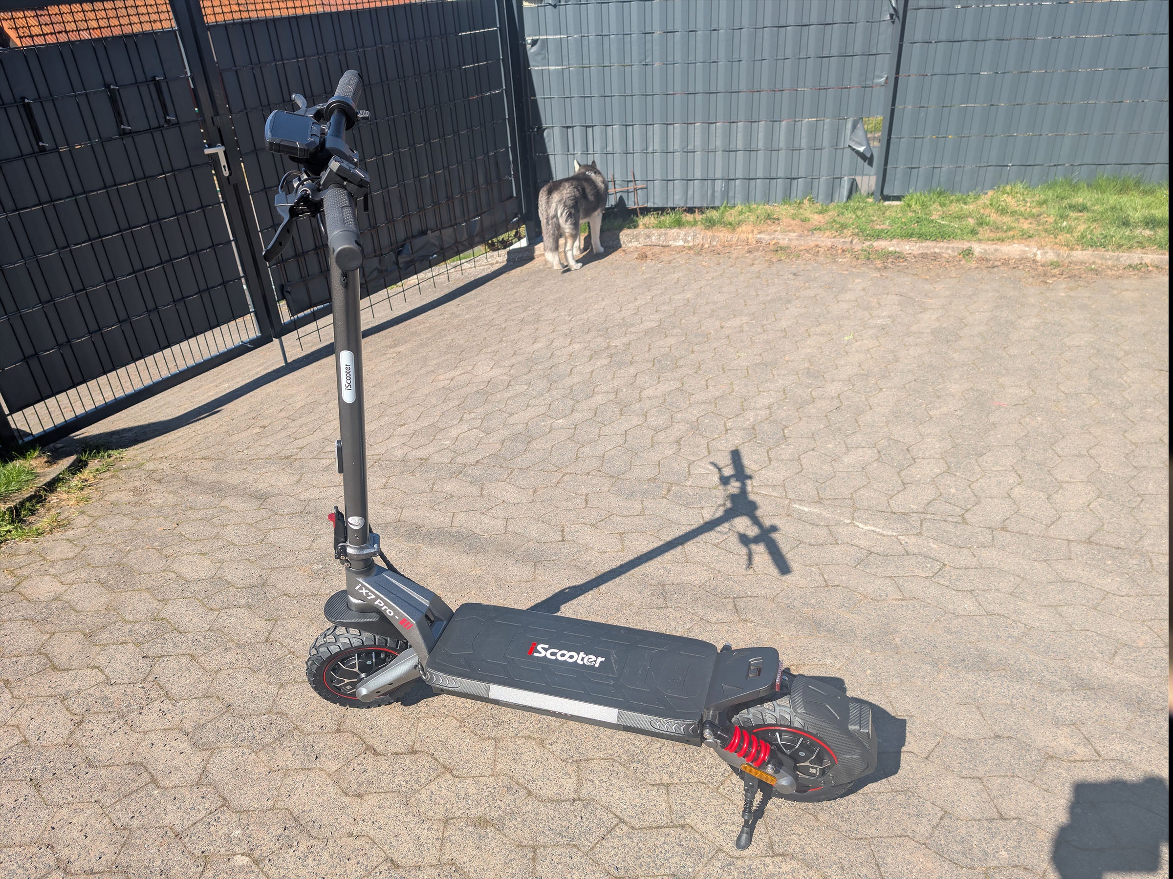Brachiale Leistung auf Offroad-Strecken? E-Scooter mit 70 km Reichweite ausprobiert