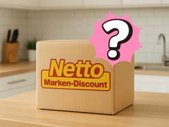 Ein Netto-Paket steht auf einem Küchentisch, daneben ein Fragezeichen.