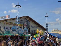 Blick aufs Oktoberfest, ein Festzelt und viele Menschen