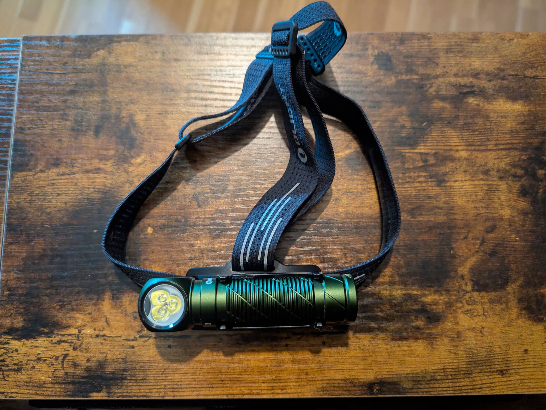 Olight Perun 3 am Stirnband